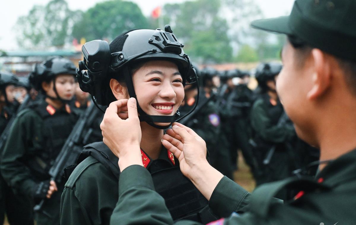 Ngắm Bóng hồng 2k5 xinh đẹp đi đầu khối trong hàng ngũ Cảnh sát diễu binh Điện Biên Phủ