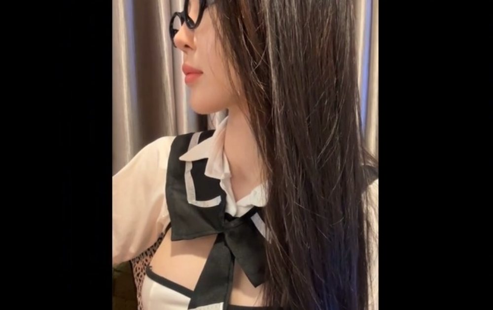Full Clip siêu phẩm Hot tiktoker Almiraa68 mặt xinh khoe body cực cháy