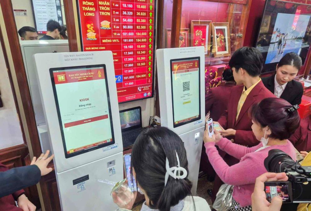 Máy bán vàng tự động - điểm nhấn mới trong ngày vía Thần Tài