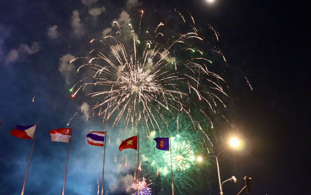 TP Hồ Chí Minh rực rỡ pháo hoa mừng 51 năm thống nhất đất nước