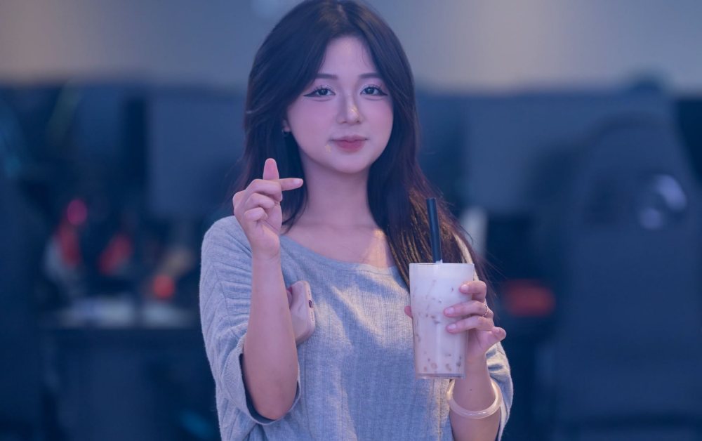 Hot girl phòng net 2k6 gây sốt MXH: Visual “10/10” khiến game thủ ngất ngây