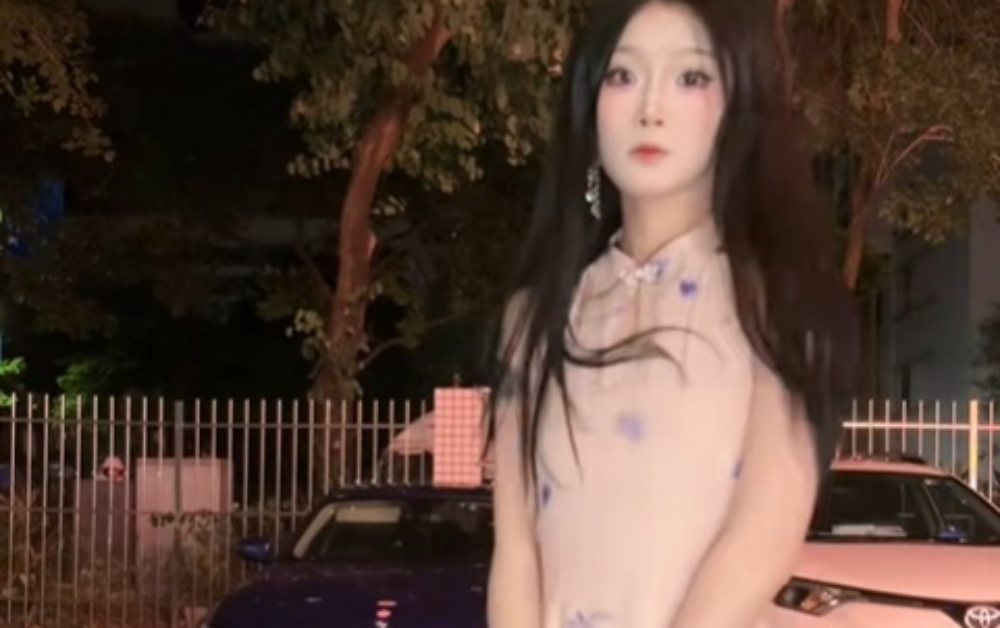 Nhảy “ố dề” giữa phố, hot girl hút hơn 60 triệu view với phong cách không giống ai