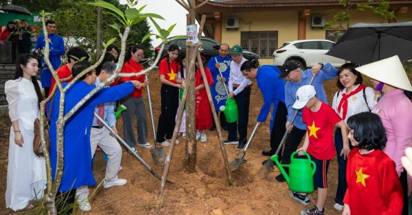 Khởi động “Cung đường hoa gạo” tại Đền Hùng: Sắc đỏ bừng sáng đất Tổ, gửi thông điệp xanh tới tương lai