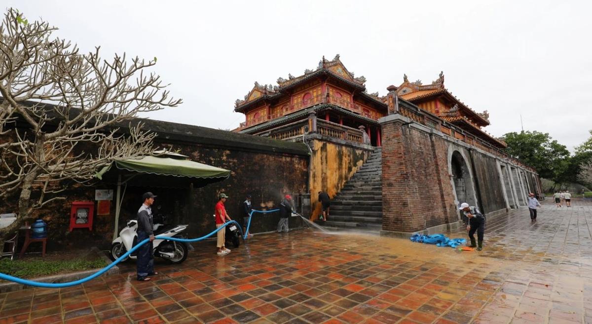 Sập tường Hoàng thành Huế