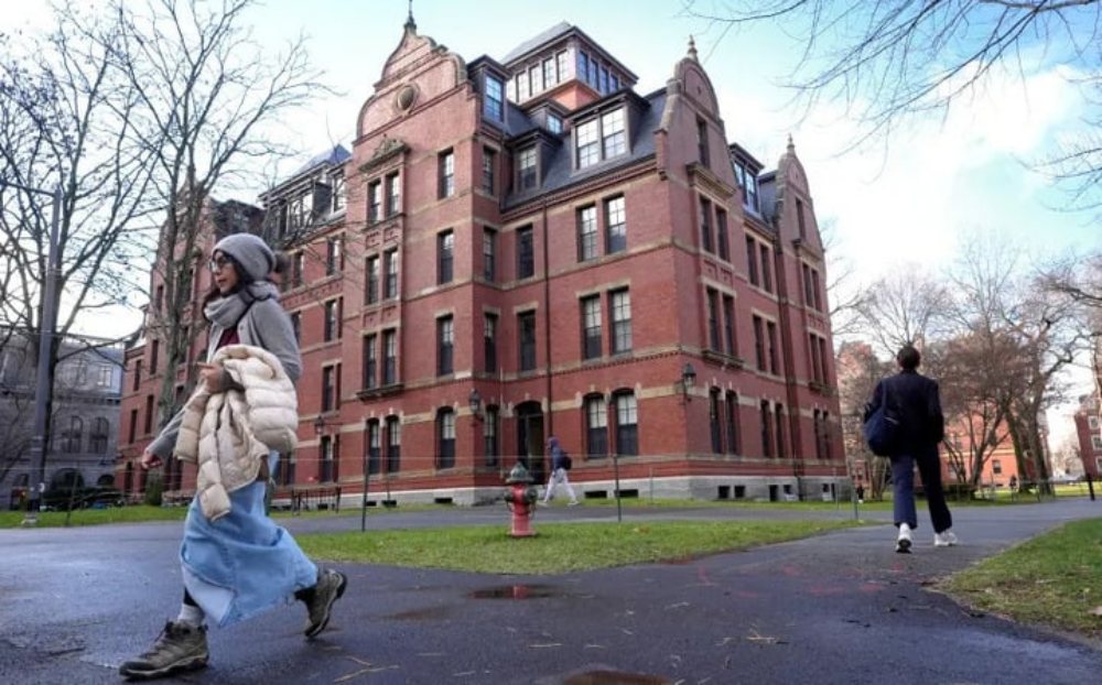 Chính quyền ông Trump cắt thêm 450 triệu USD tiền tài trợ cho Đại học Harvard