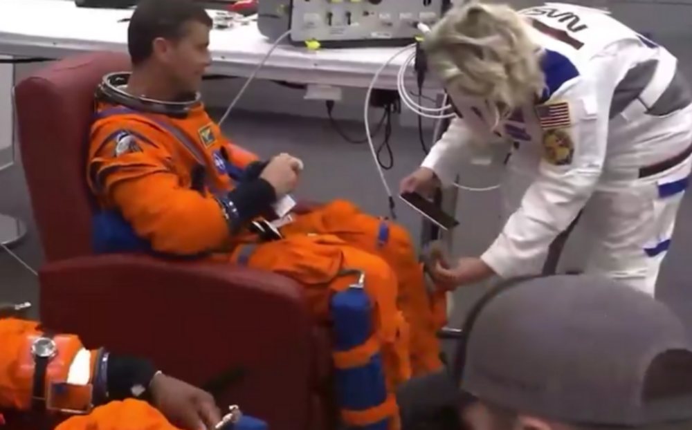 Phi hành đoàn Artemis II dùng điện thoại gì ngoài không gian?