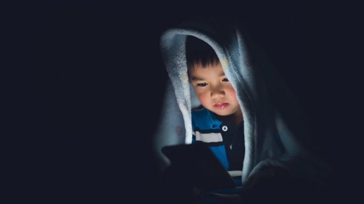 Người lớn cần làm gì để bảo vệ trẻ em trên không gian mạng?