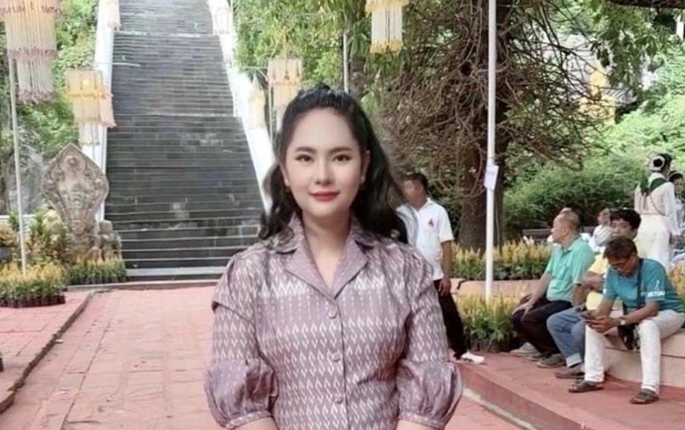 Cô gái khiến loạt nhà sư Thái Lan ngã ngựa