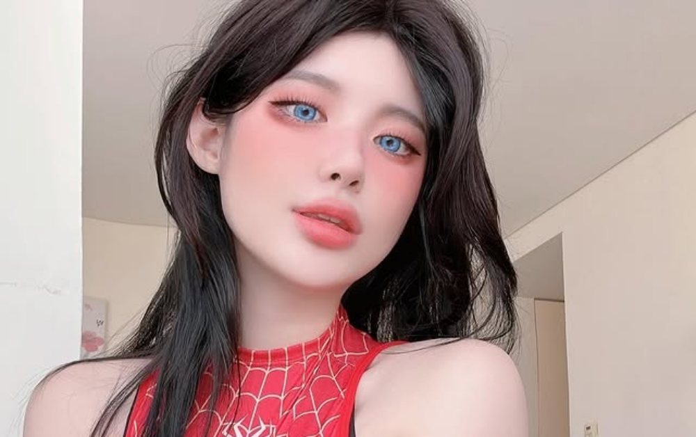 Hot girl hóa Spider Man, trải nghiệm dạo phố Việt đầy thích thú