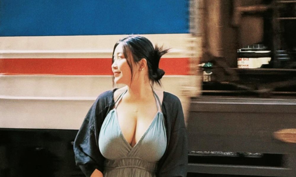 "Cháy phố" với màn thả dáng của mỹ nhân sở hữu body "cực phẩm", thách thức cả cái nóng Hà Nội!