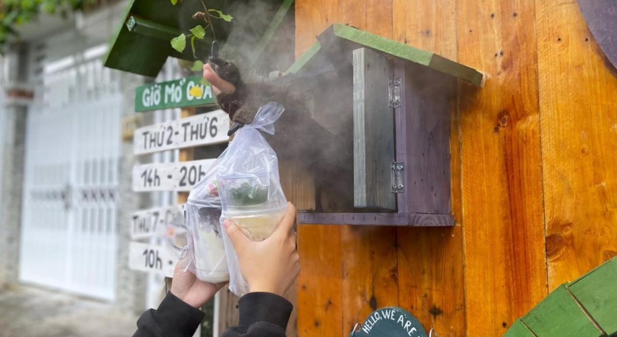 Quán trà sữa “hướng nội” ở Đồng Tháp gây sốt: Chỉ thấy “bàn tay bí ẩn” đưa đồ uống qua ô cửa