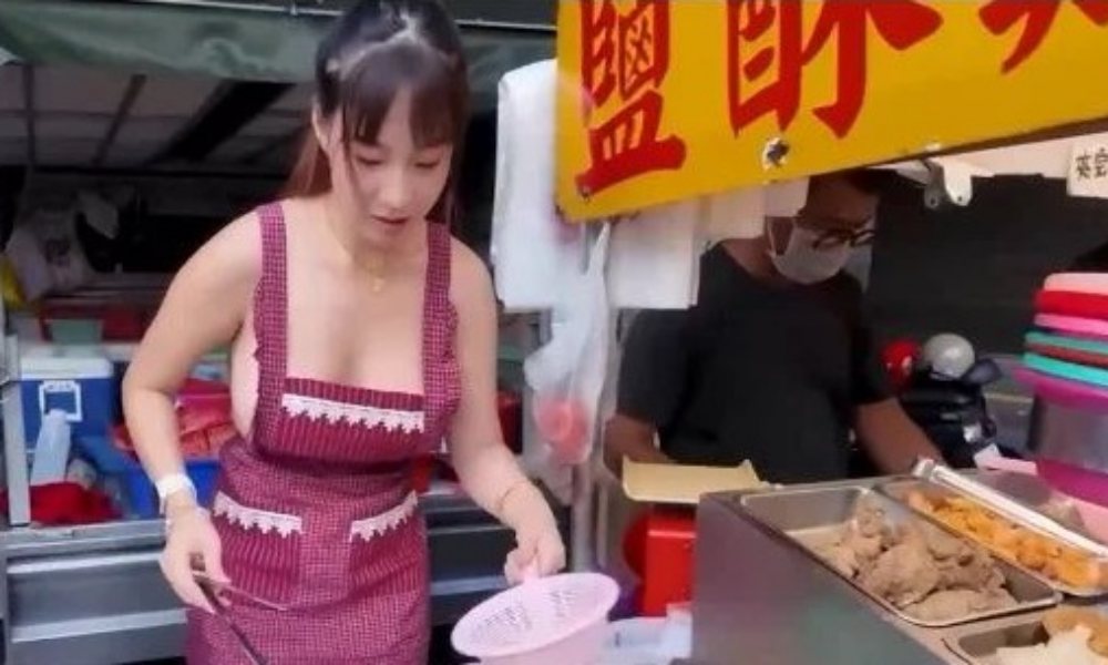 Đứng bán gà rán ngoài chợ, hot girl mặc tạp dề bỗng nổi như cồn, được cả Google đề xuất