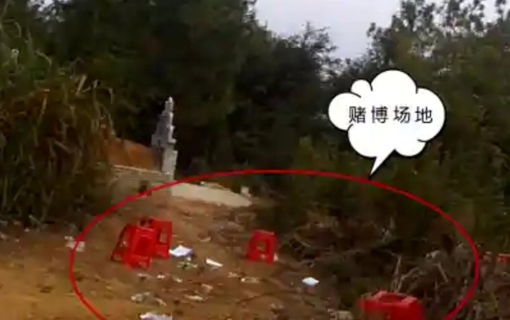 7 người bị bắt khi tụ tập đánh bạc bên bia mộ trong nghĩa trang vì tin sẽ “tránh được vận rủi”