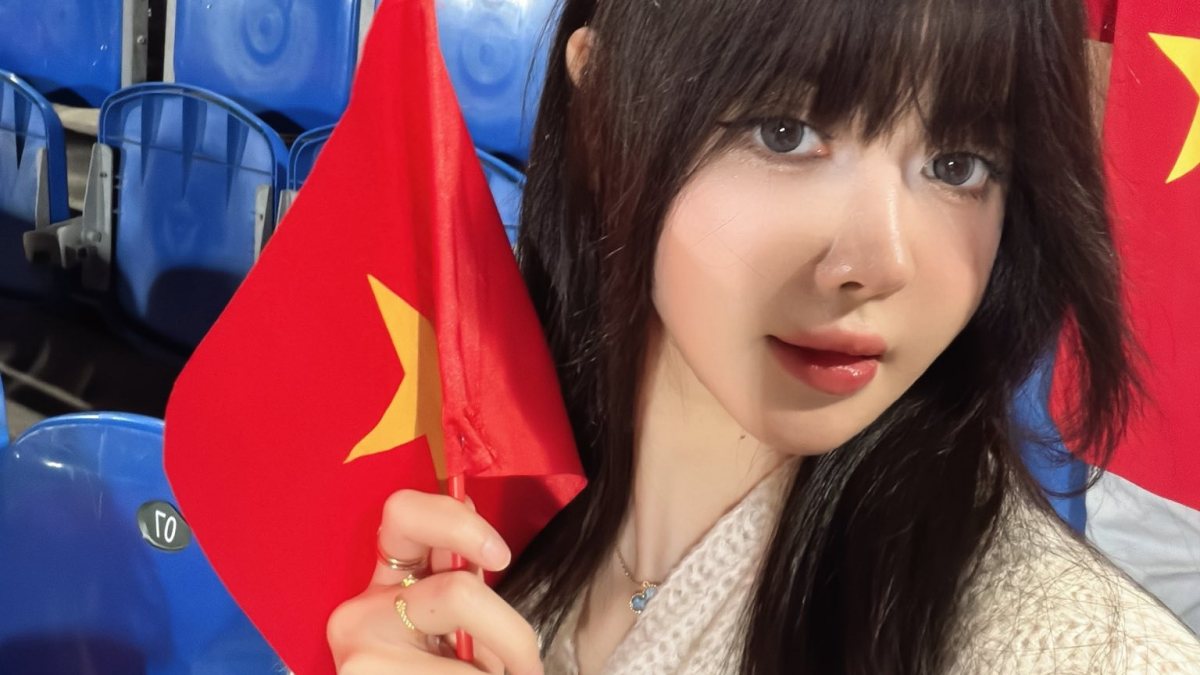Cận cảnh nhan sắc của hot girl cổ vũ U23 Việt Nam đang hot nhất trên MXH