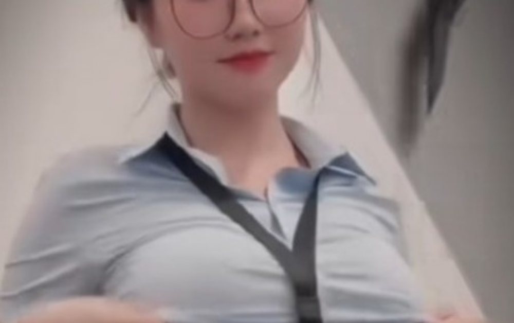 Lộ clip Thạch Nhung tuyển dụng tình tứ với bạn trai gây xôn xao