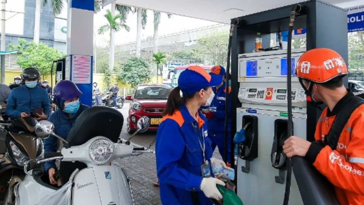 Giá xăng dầu giảm, nhưng thị trường đang bước vào cuộc chuyển đổi lớn hơn