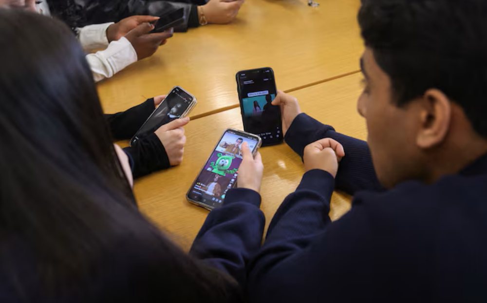 Công nghệ 28/3: Châu Âu siết chặt trẻ em dùng mạng xã hội