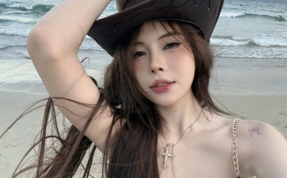 Hà Môi "bung lụa" khoe lưng trần khiến fan ngỡ ngàng