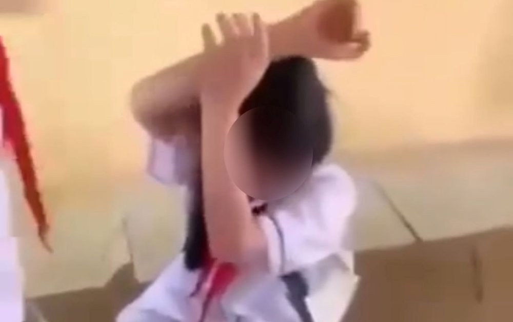 Xử lý thế nào người phát tán clip 3 nữ sinh đánh bạn, ép cởi áo ngay trong lớp