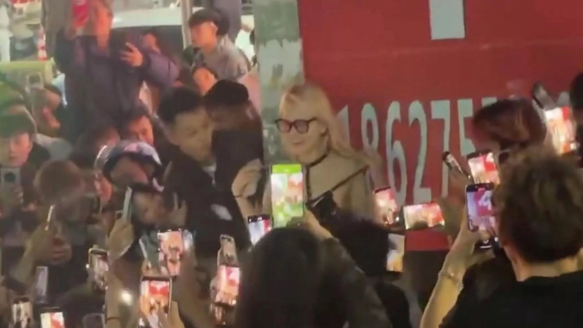 Diễn biến mới vụ “giáo viên tiểu học ăn kem giữa phố” gây tranh cãi ở Trung Quốc