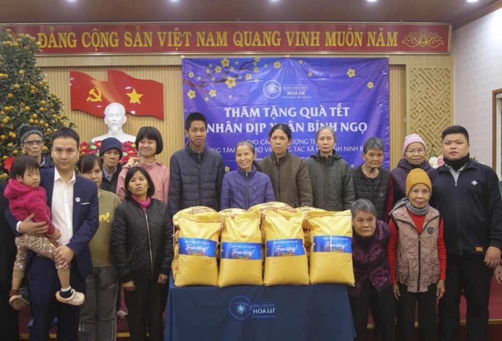 Bệnh viện Mắt Hoa Lư tặng gạo cho Trung tâm Bảo trợ xã hội tỉnh Ninh Bình