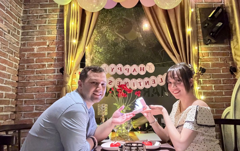 Yêu xa hơn 1 năm, bạn trai Mỹ bay 15.000 km tới TP.HCM, cô gái vẫn tưởng bị lừa