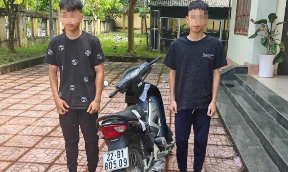Bốc đầu xe máy, 2 thanh niên bị tịch thu phương tiện