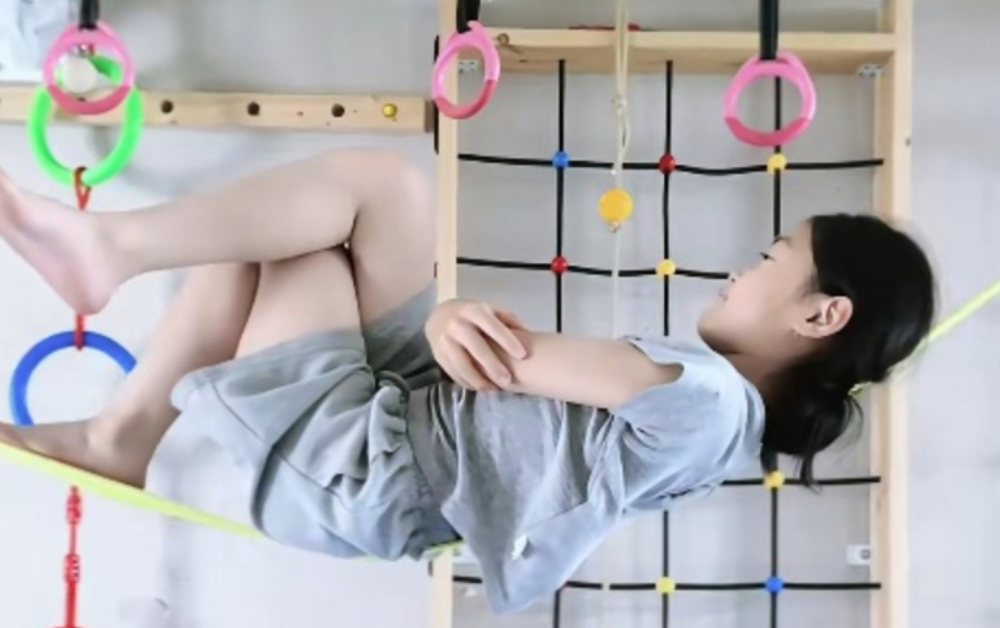 Bé gái 9 tuổi gây bão mạng Trung Quốc khi nằm đọc sách trên dây