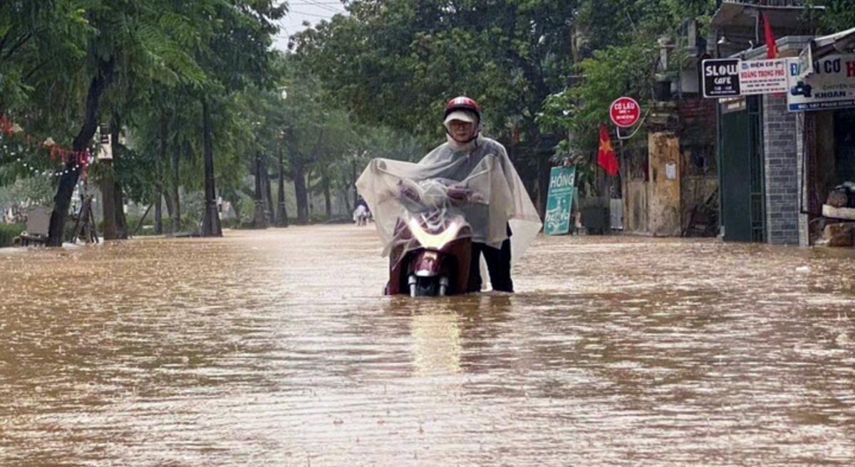 Thời tiết ngày 3/11: Miền Trung mưa lũ, miền Bắc chuyển mưa rét