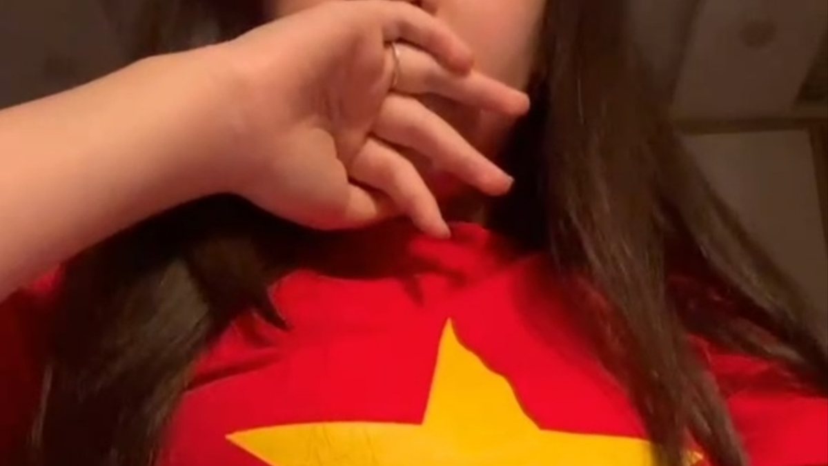 Cận cảnh em gái mặc áo cờ đỏ sao vàng cực xinh, khoe dáng 