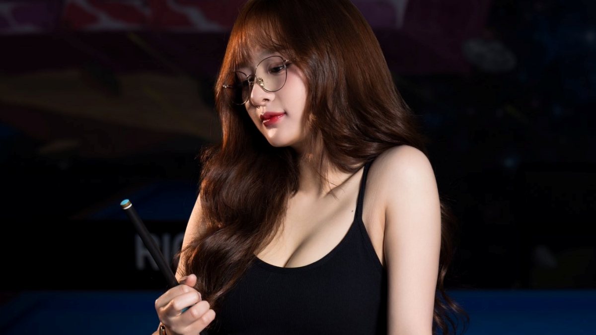 Thả dáng bên bàn bida, Gấm Kami "comeback" khiến anh em game thủ sững sờ