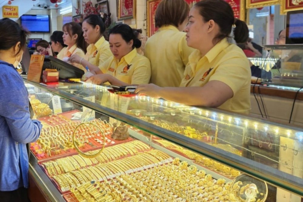 Giá vàng hôm nay: PNJ, SJC, DOJI đồng loạt giảm, dự báo giá vàng trong tuần tới, nên mua hay bán?
