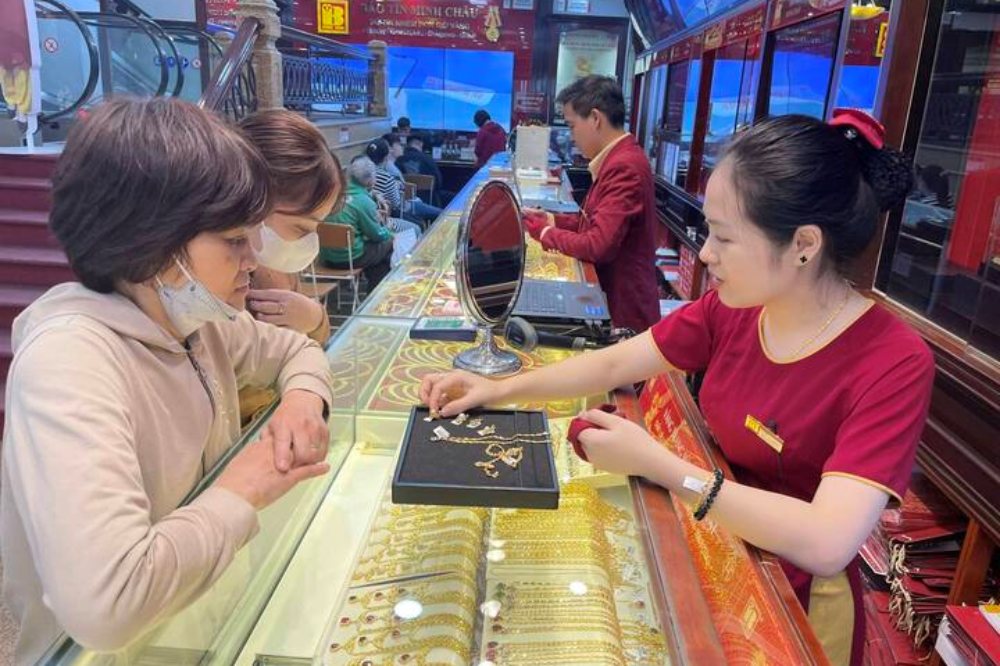 Giá vàng hôm nay 5/4: Vàng SJC, vàng nhẫn 24K 9999 duy trì đà tăng, thế giới giữ mức 4.676 USD/ounce