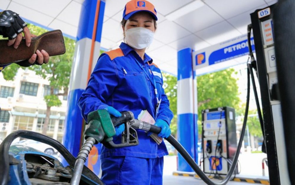 Giá xăng về thấp nhất gần 4 năm qua
