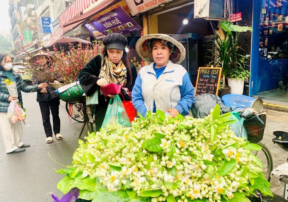 Rằm tháng Giêng, giá nhiều mặt hàng ổn định, hoa quả tươi tăng
