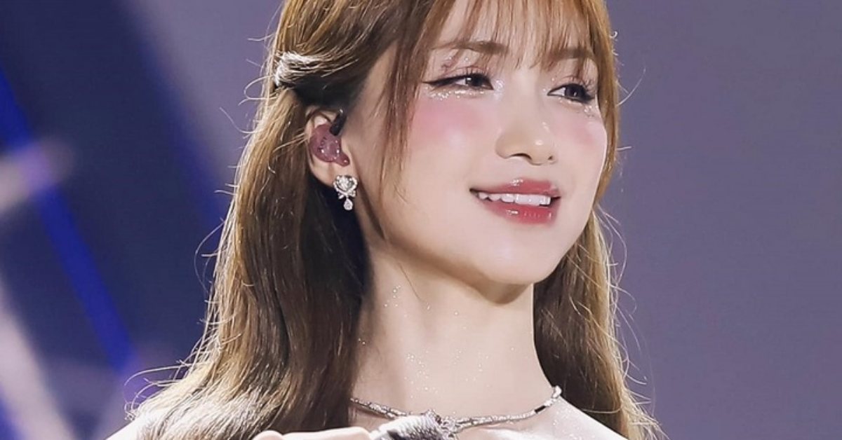 Hoà Minzy bị chê 'kém duyên' khi mời bố mẹ lên cùng nhận giải