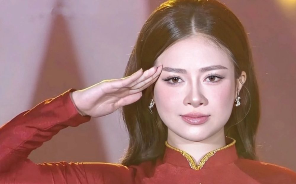 Nữ ca sĩ gây sốt với khoảnh khắc chào cờ trên sóng truyền hình là ai?