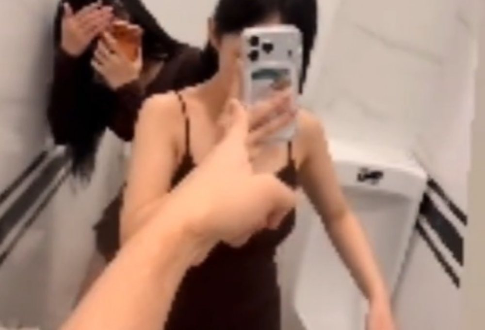 Xôn xao clip 2 TikToker bị nghi quay lén trong WC