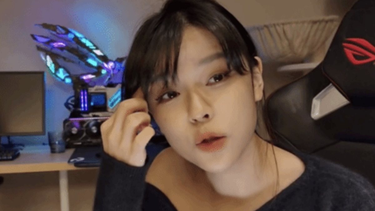 Fan cuồng spam "tài liệu" dung tục riêng tư, nữ thần PUBG than trời, "cầu cứu" CĐM