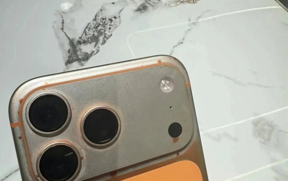 Tại sao iPhone 17 Pro Max bị bong lớp phủ màu khi lau bằng khăn ướt?