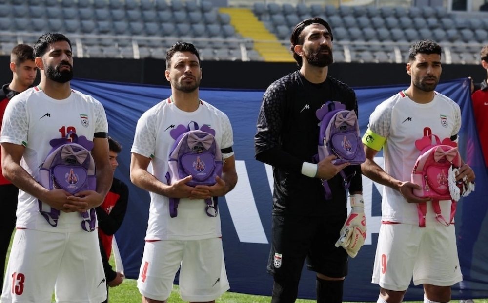 Tuyển Iran ôm ba lô bé gái tưởng niệm vụ không kích trường học