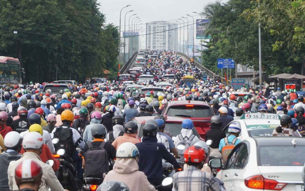 Vì sao vẫn kẹt xe dù đường trước mặt trống? Hé lộ “nguyên nhân thật sự” được dân mạng rôm rả chia sẻ