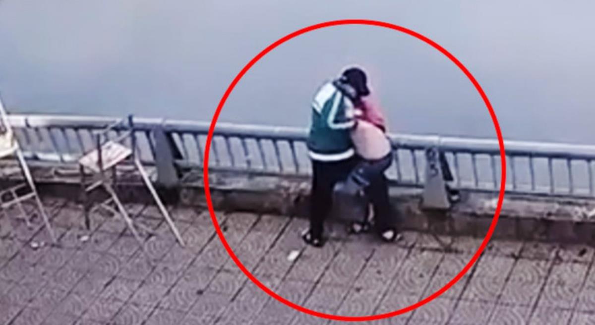 Nam sinh lớp 8 hành hung, đẩy bạn xuống hồ: Mâu thuẫn do cha mẹ bị xúc phạm