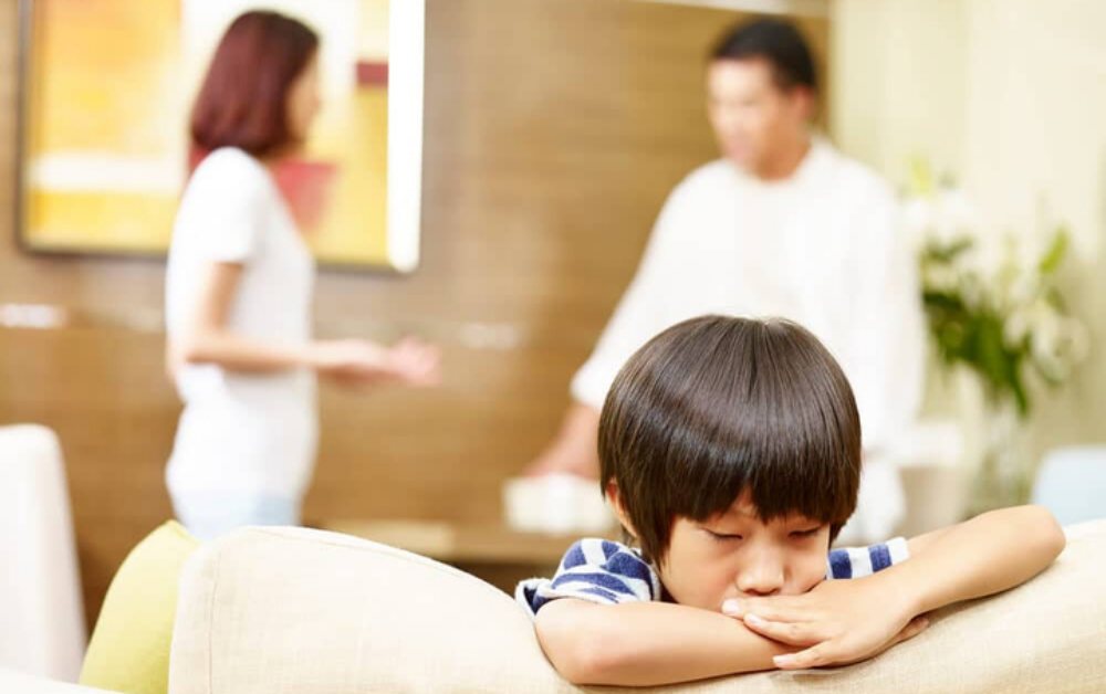 Vợ chồng không ai chịu nuôi con khuyết tật, quan tòa tức giận không cho ly hôn