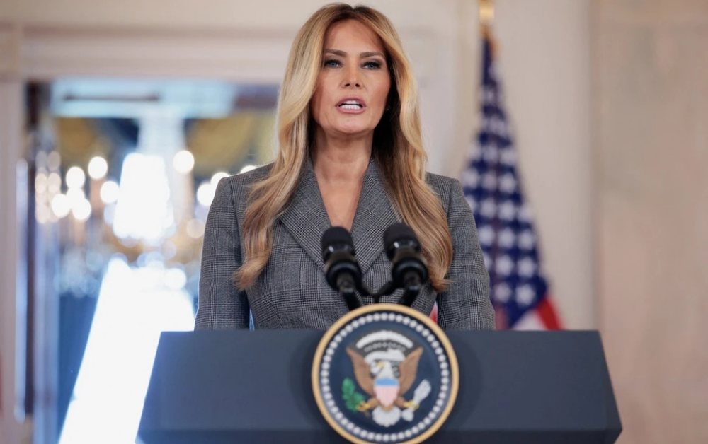 Melania Trump và “bộ suit kín tiếng”: Khi thời trang trở thành thông điệp im lặng