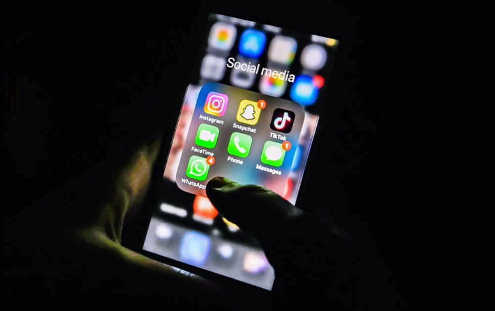 Công nghệ 8/11: Warren Buffett bị AI giả mạo, thêm đơn kiện OpenAI