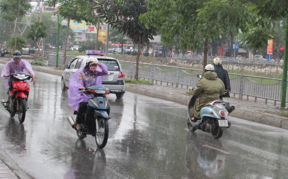 Dự báo thời tiết ngày 1/4: Bắc Bộ cảnh báo mưa dông, Nam Bộ nắng nóng gia tăng