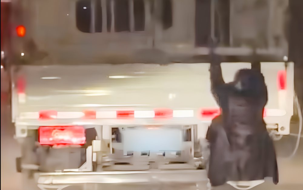 Nghi chồng ngoại tình, vợ bám vào xe tải đang chạy để bắt quả tang