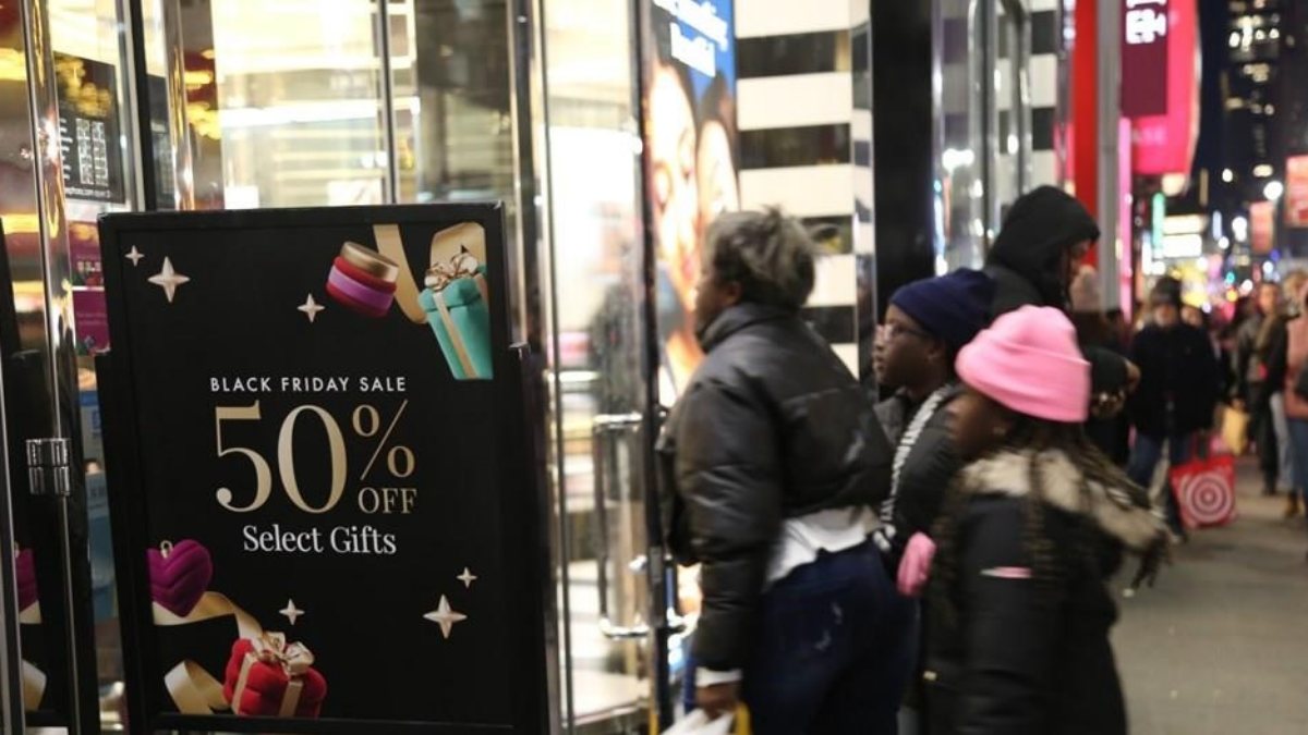 Bất ổn kinh tế khiến người Mỹ thay đổi thói quen mua sắm mùa lễ