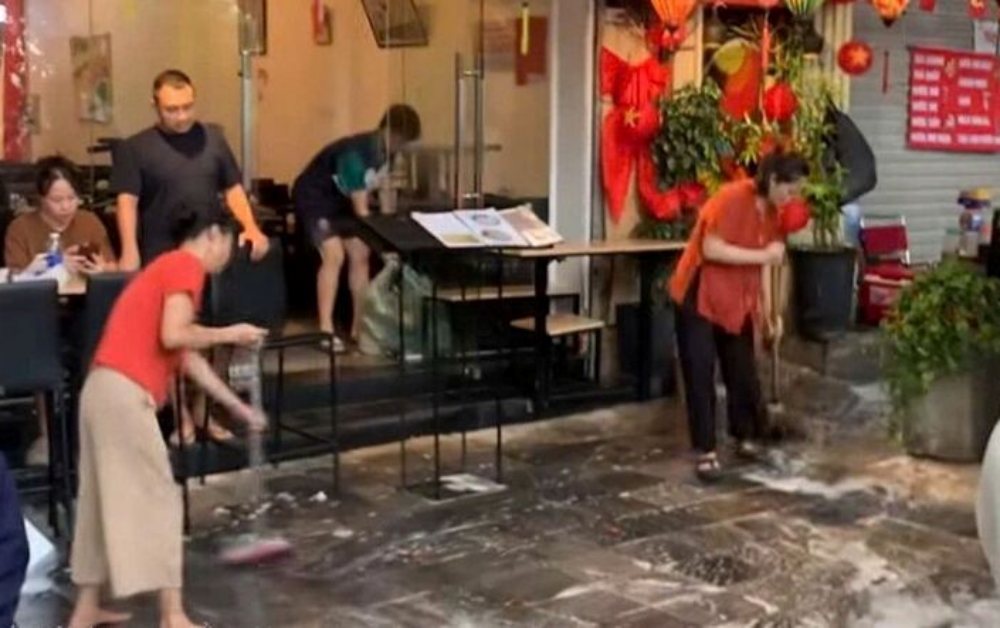 Nhà hàng ở Hà Nội đổ nước dọn rửa "đuổi" người chờ xem diễu binh